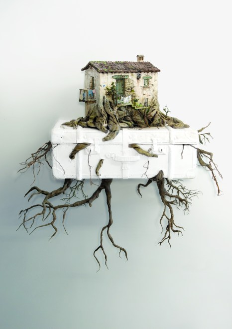 19-Φερέοικος Ι, 2010, κατασκευή από χαρτί, ξύλο, σύρμα, αλουμίνιο, πηλό , μέγ. διαστάσεις 60Χ50Χ30εκ..jpg